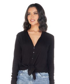 Blusa manga larga, silueta semi ajustada con lace up en espalda.