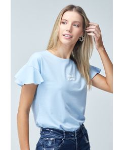 Camiseta manga corta con gola semiamplia.