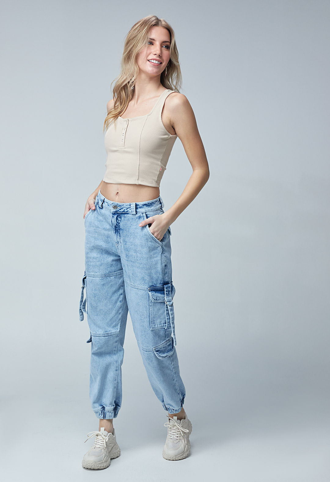 Jean cargo tipo jogger tiro alto lavado medio
