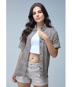 Blusa manga corta en animal print con aberturas en costado