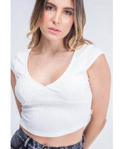 Camiseta manga corta con corte en pecho para mujer