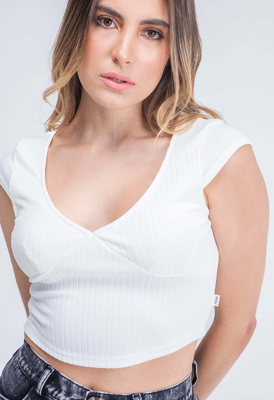 Camiseta manga corta con corte en pecho para mujer