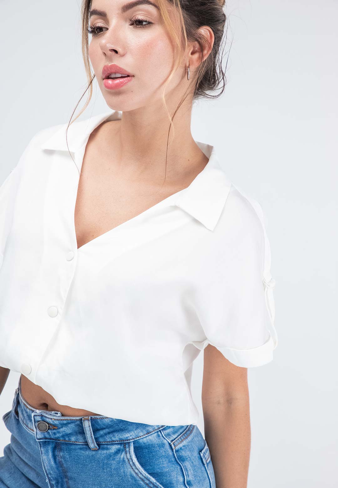 Blusa manga corta con elástico y broches para mujer