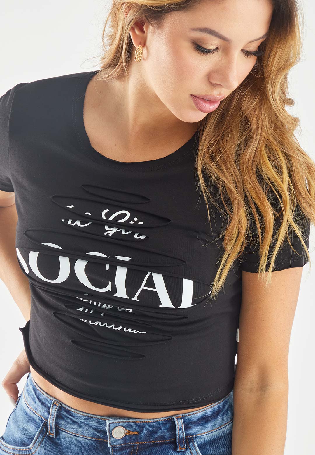 Camiseta manga corta con rasgado y estampado crop