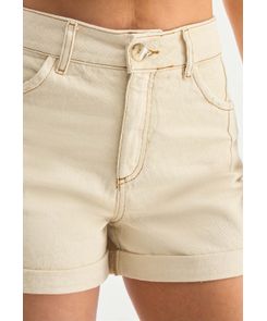 Short tiro alto con hilos en contraste