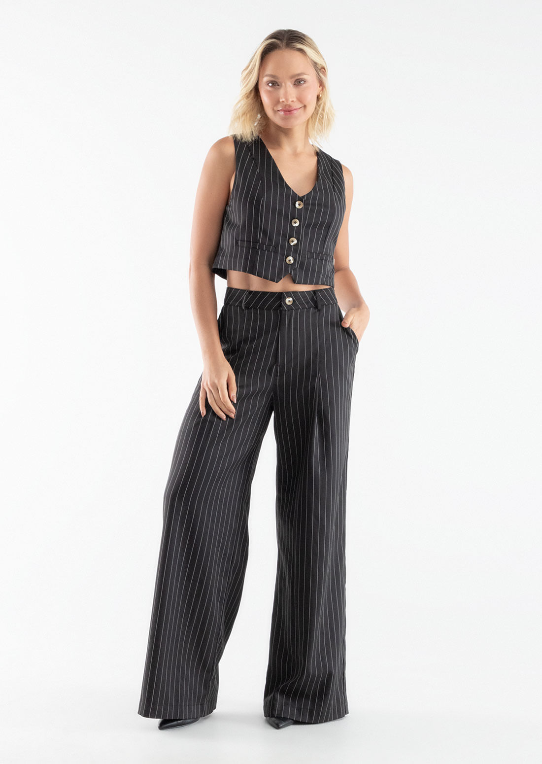 Pantalón negro a rayas y bota recta para mujeres