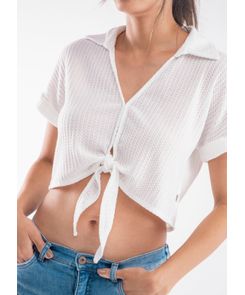 Blusa manga corta con abrochadura en escote y anudado
