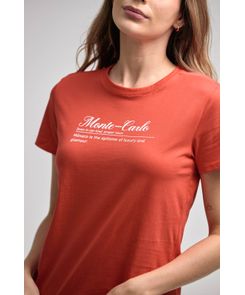 Camiseta roja con estampado para mujeres