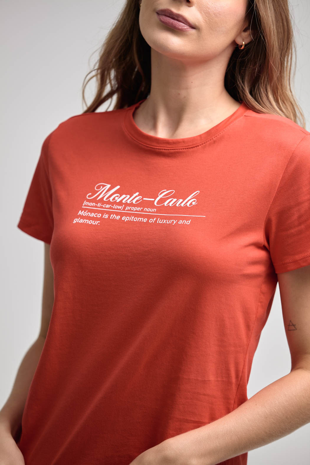 Camiseta roja con estampado para mujeres