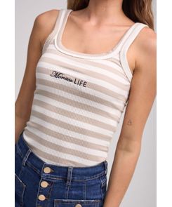 Camiseta arena con frente bordado para mujeres