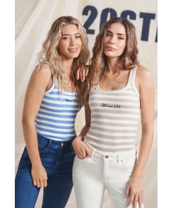 Camiseta azul con frente bordado para mujeres