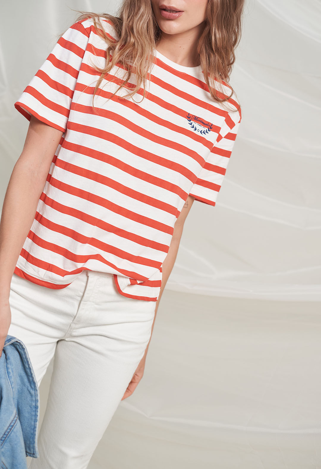 Camiseta roja a rayas para mujeres