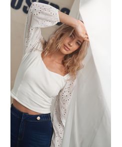 Blusa manga larga con mangas en ojalillo