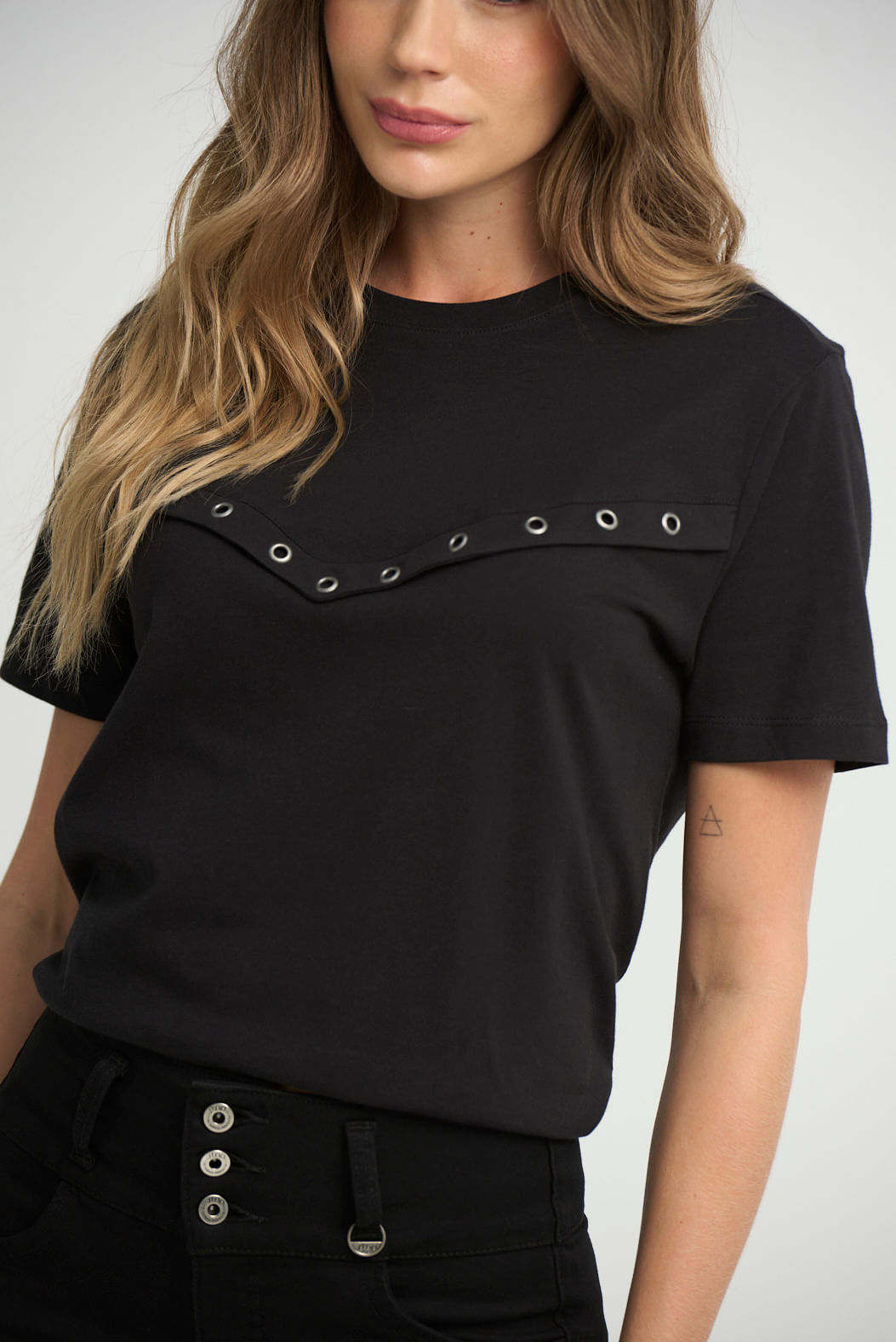 Camiseta negra con taches para mujeres