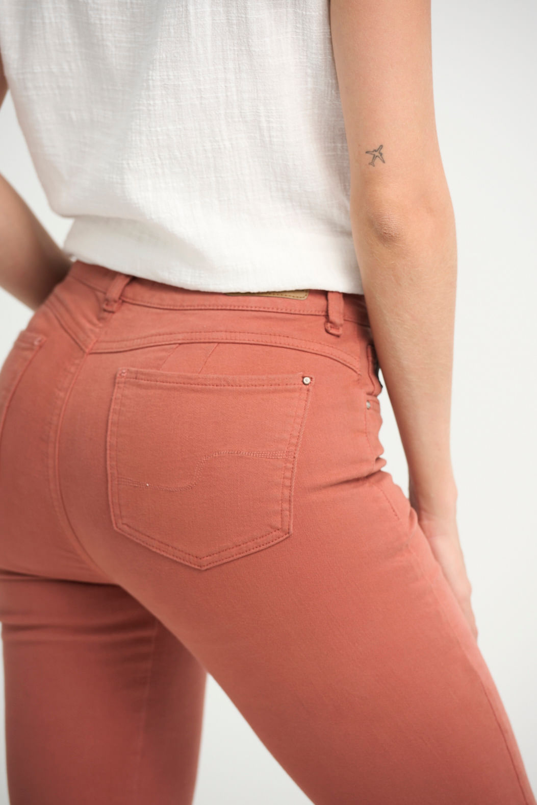 Jean levantacola café con bolsillos para mujeres
