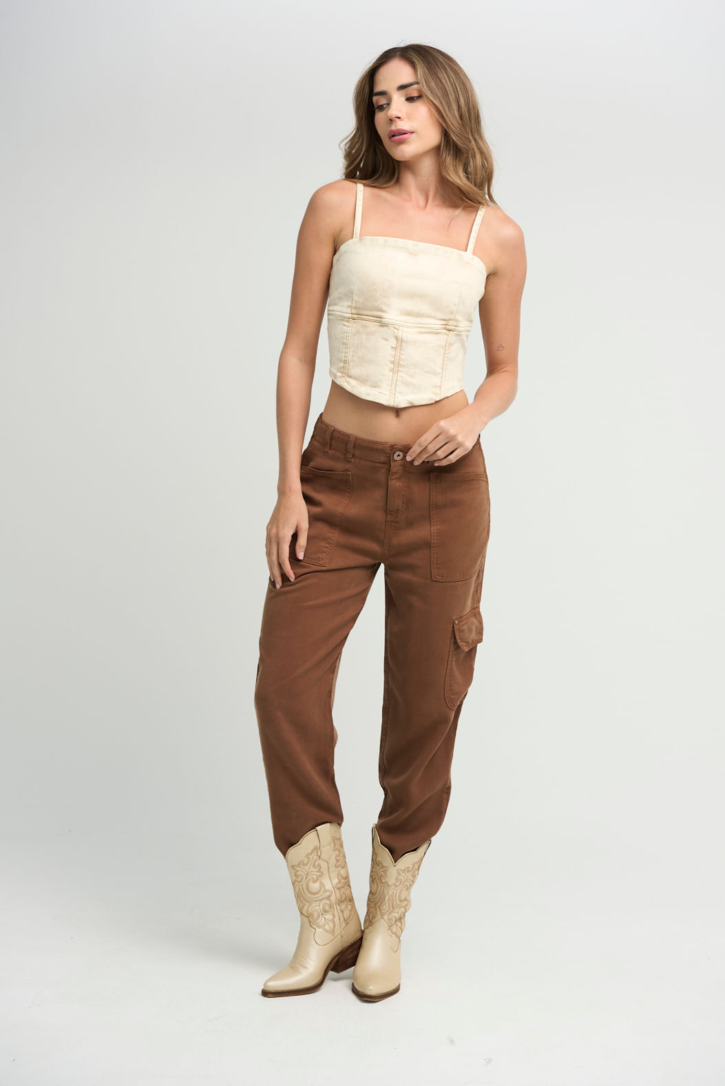 Jean cargo chocolate bolsillos en costados para mujeres