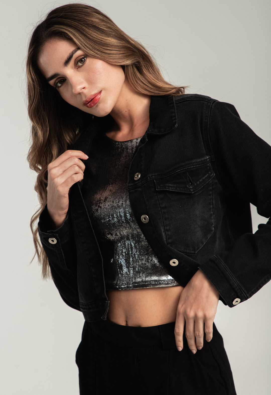 Chaqueta negra con cortes para mujeres