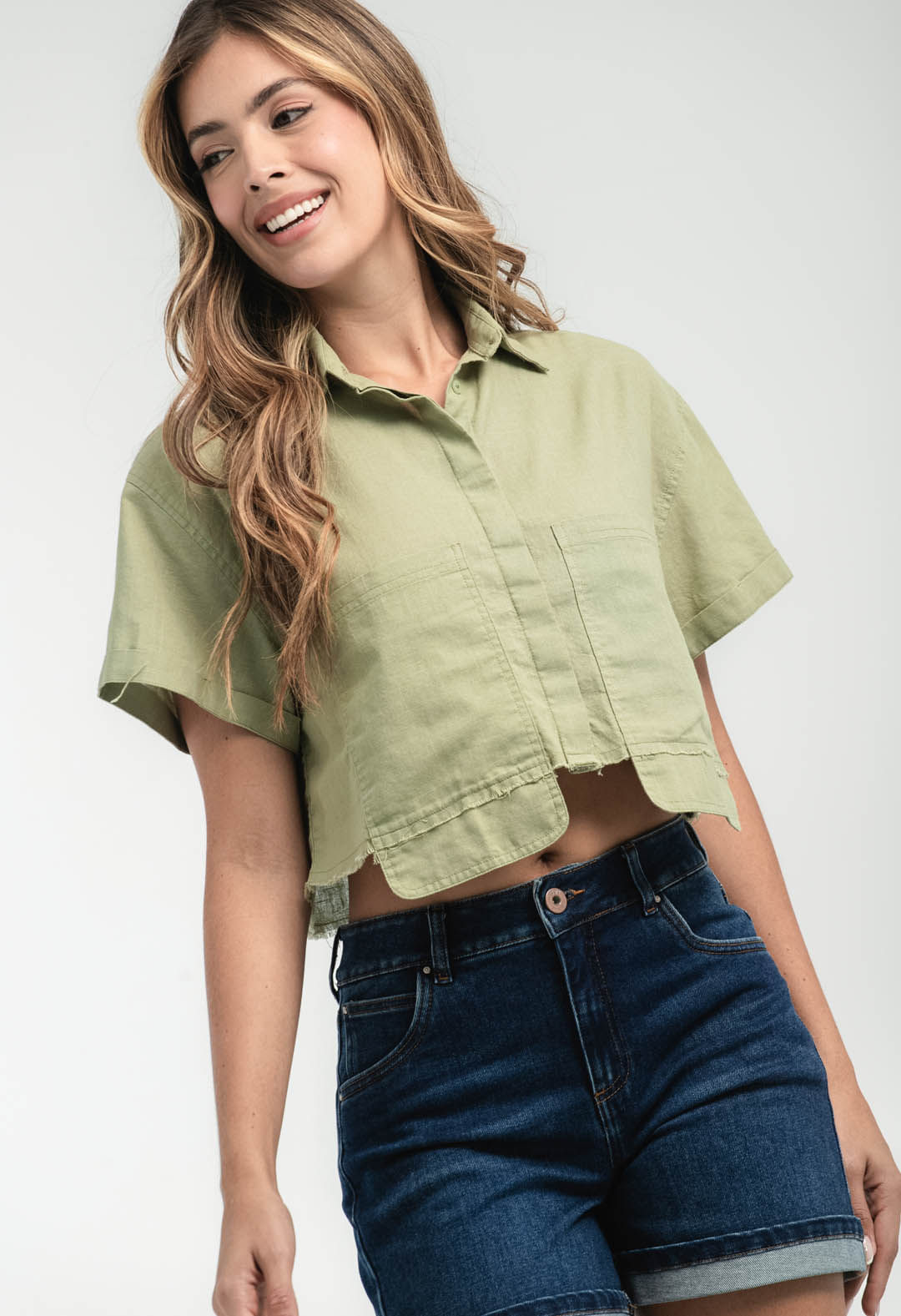 Blusa verde con bolsillos que sobresalen para mujeres