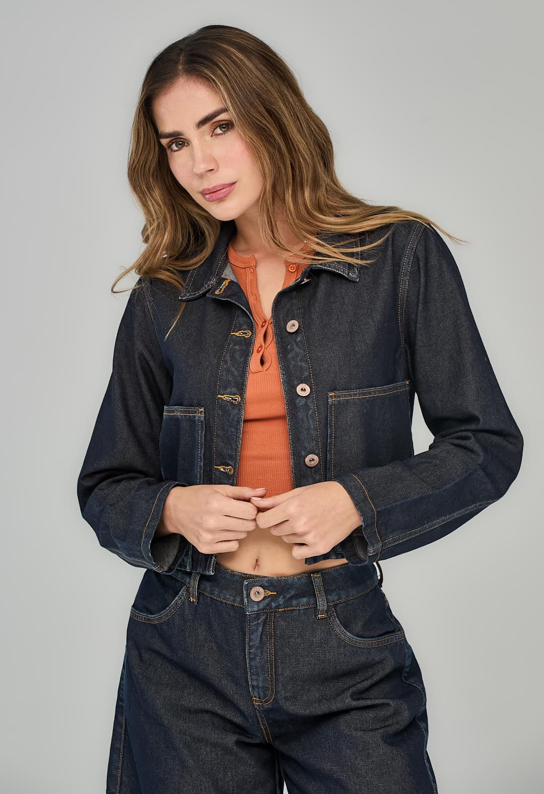 Chaqueta oscura con bolsillos tipo parche para mujeres