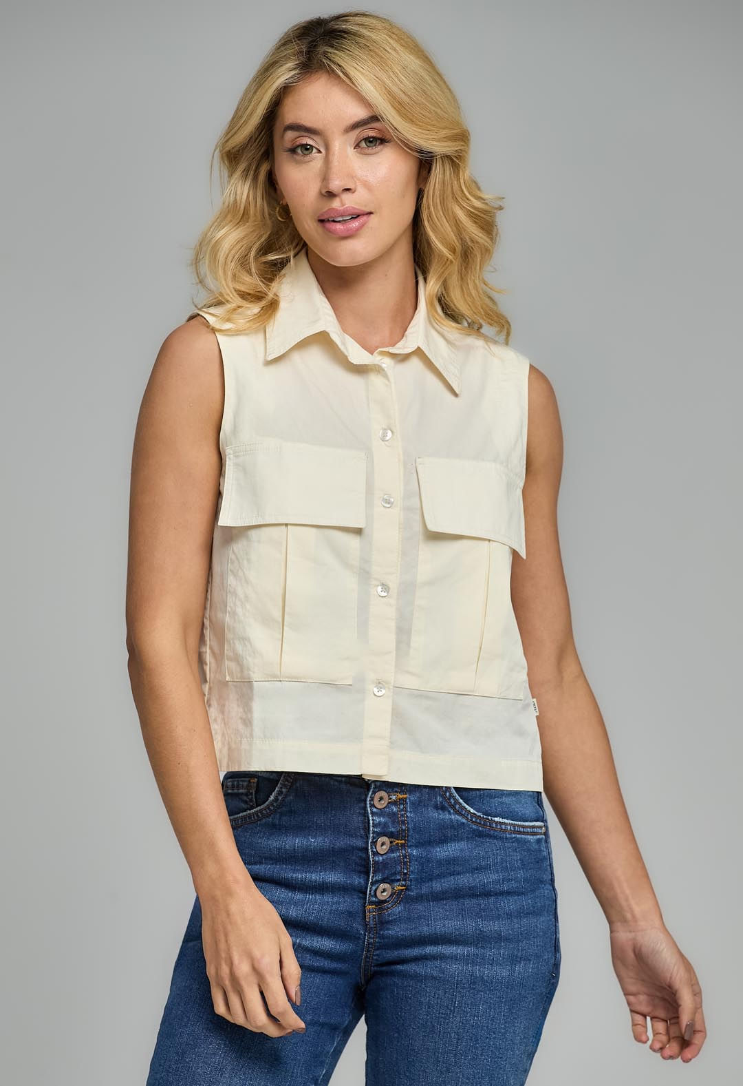 Blusa marfil con bolsillo para mujeres