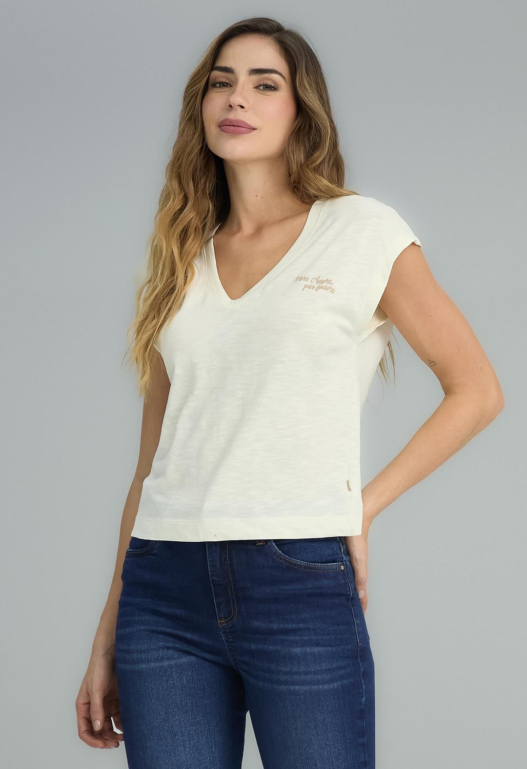 Camiseta marfil escote en V para mujeres