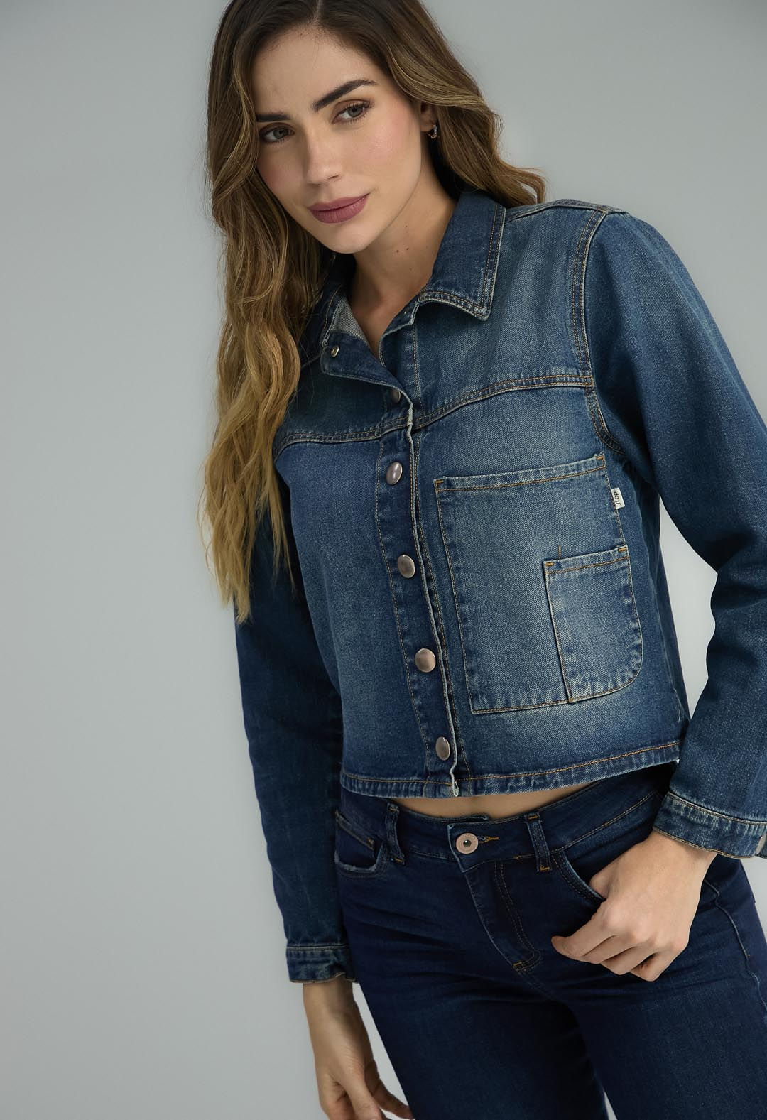 Chaqueta medio con broches para mujeres