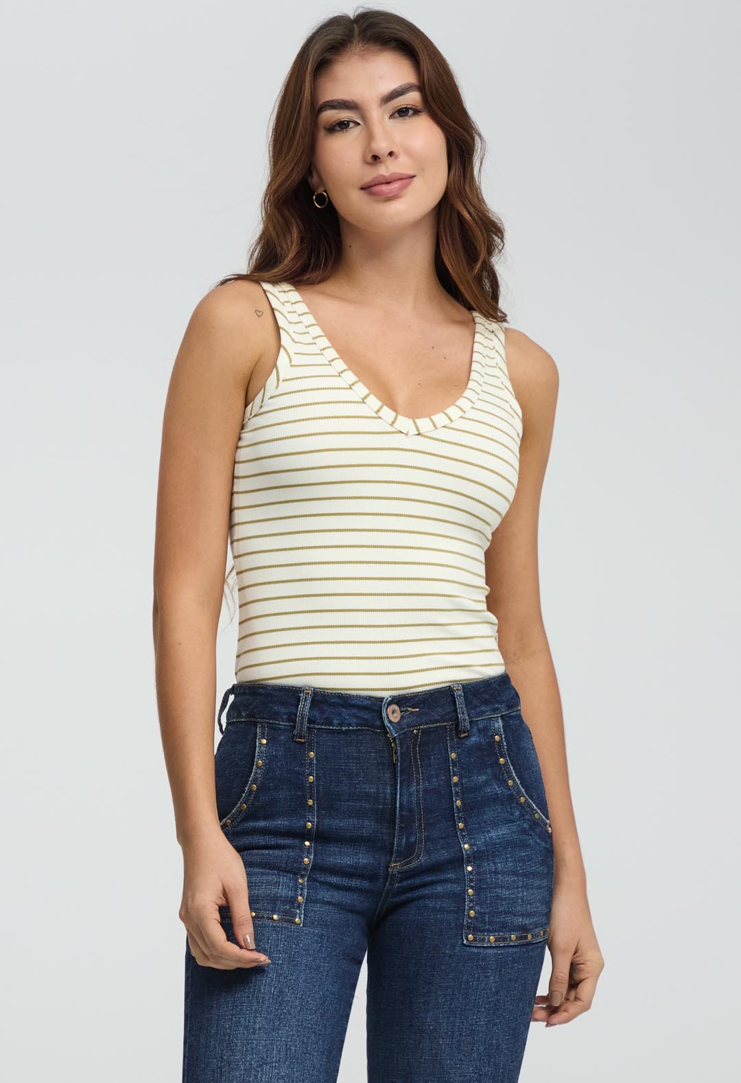 Camiseta pistacho con escote en V para mujeres