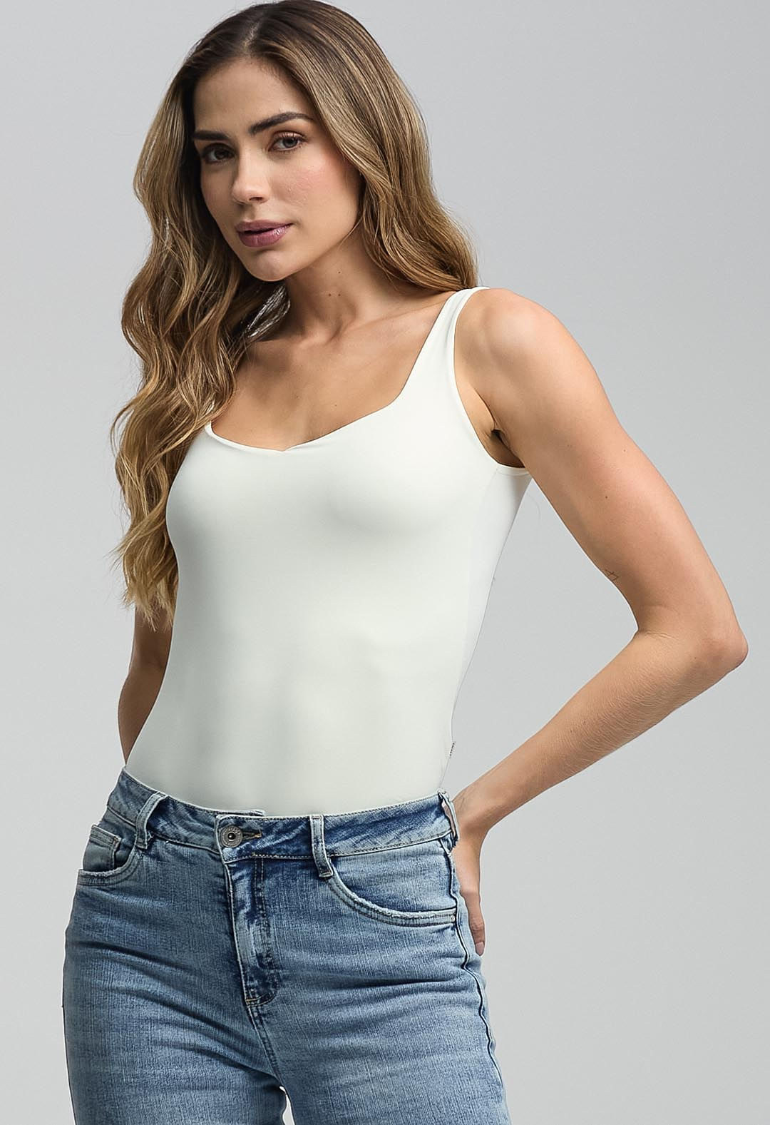 Camiseta marfil escote en V para mujeres